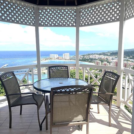 Oceanbreeze Jamaica Penthouse, 7-Minute Walk To Beach Ocho Rios Exterior photo