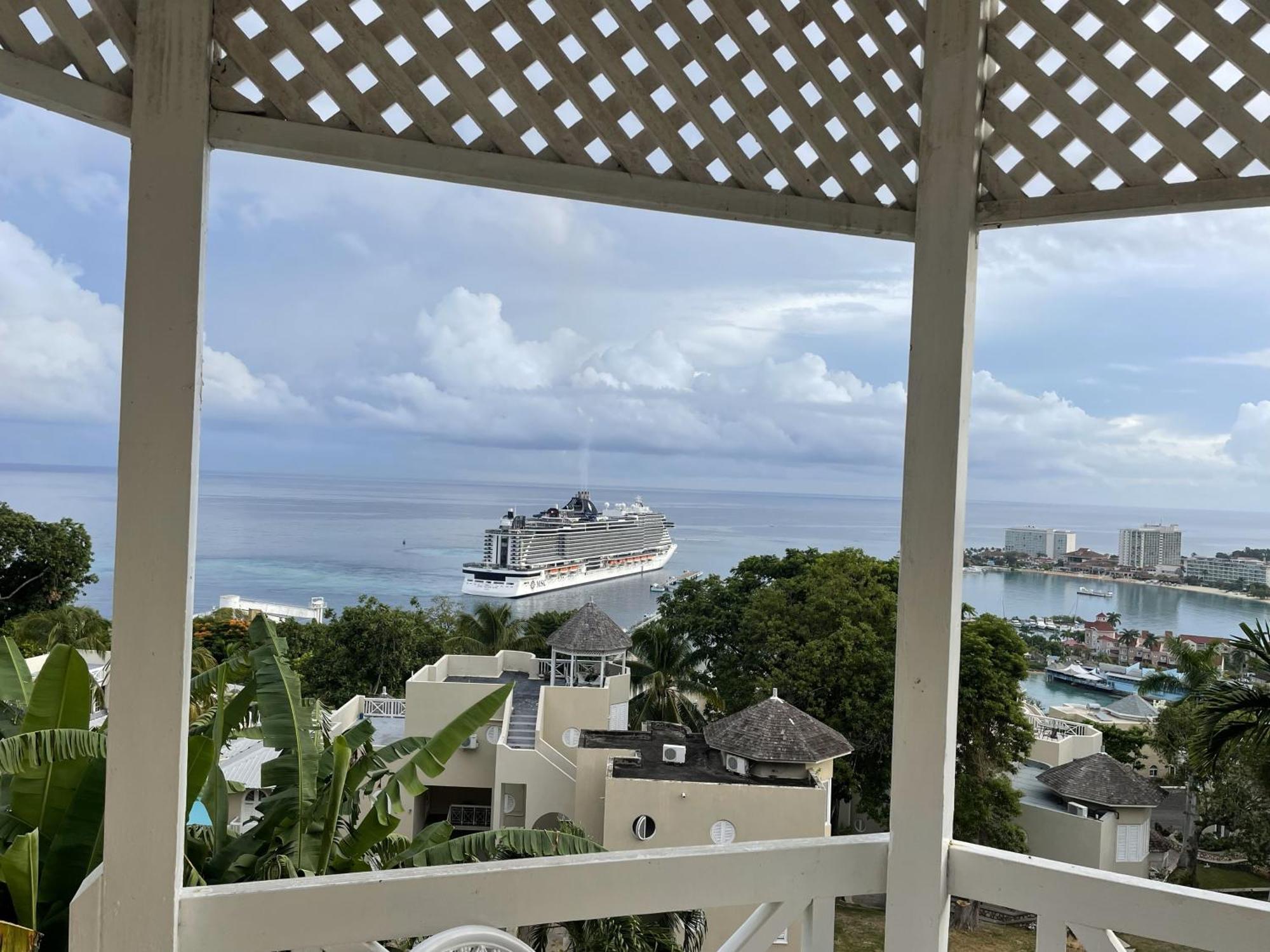 Oceanbreeze Jamaica Penthouse, 7-Minute Walk To Beach Ocho Rios Exterior photo