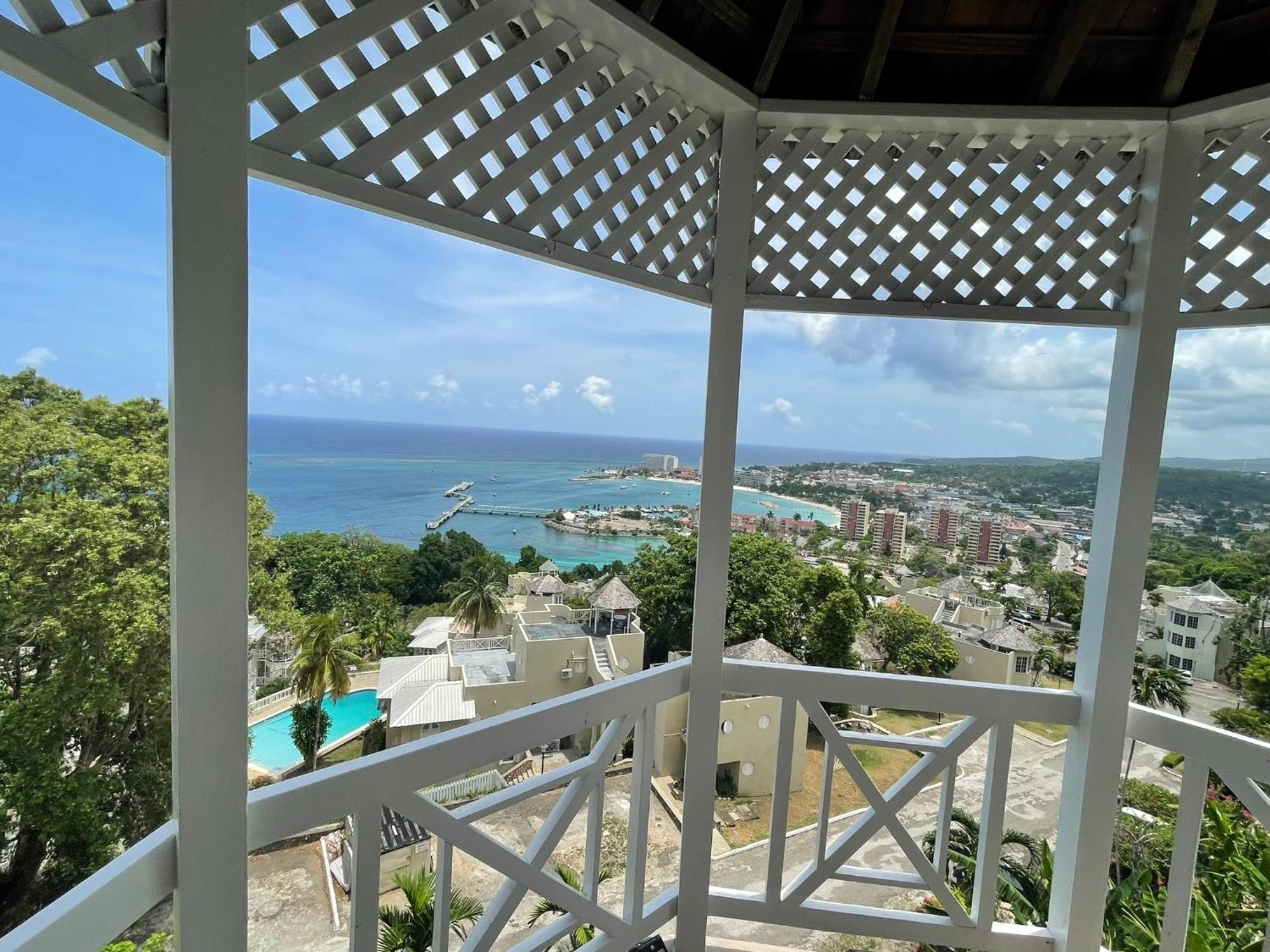 Oceanbreeze Jamaica Penthouse, 7-Minute Walk To Beach Ocho Rios Exterior photo
