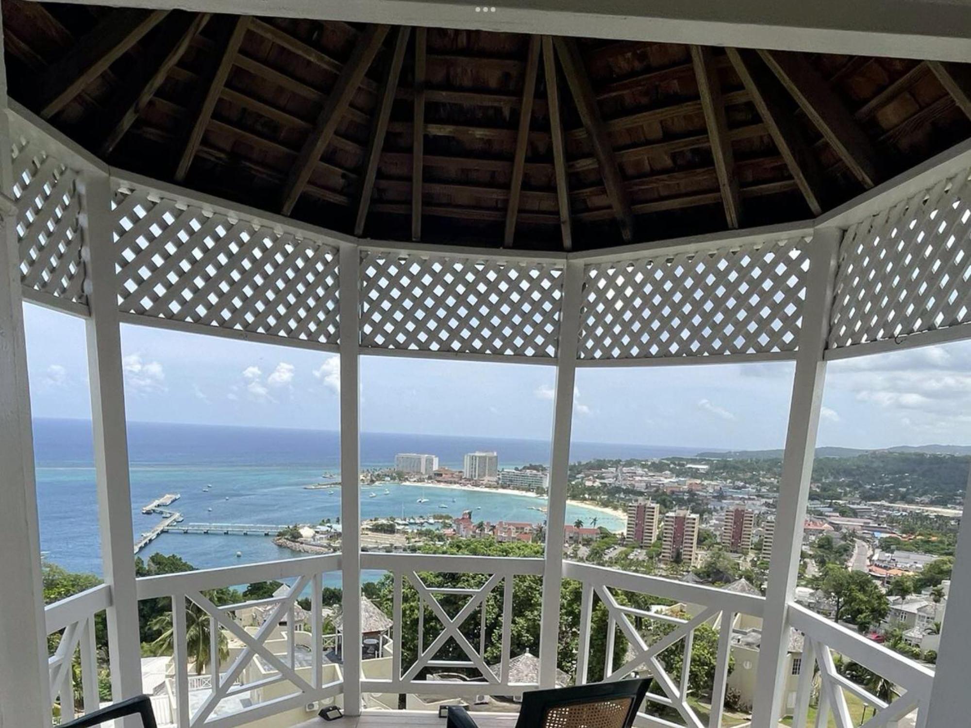 Oceanbreeze Jamaica Penthouse, 7-Minute Walk To Beach Ocho Rios Exterior photo