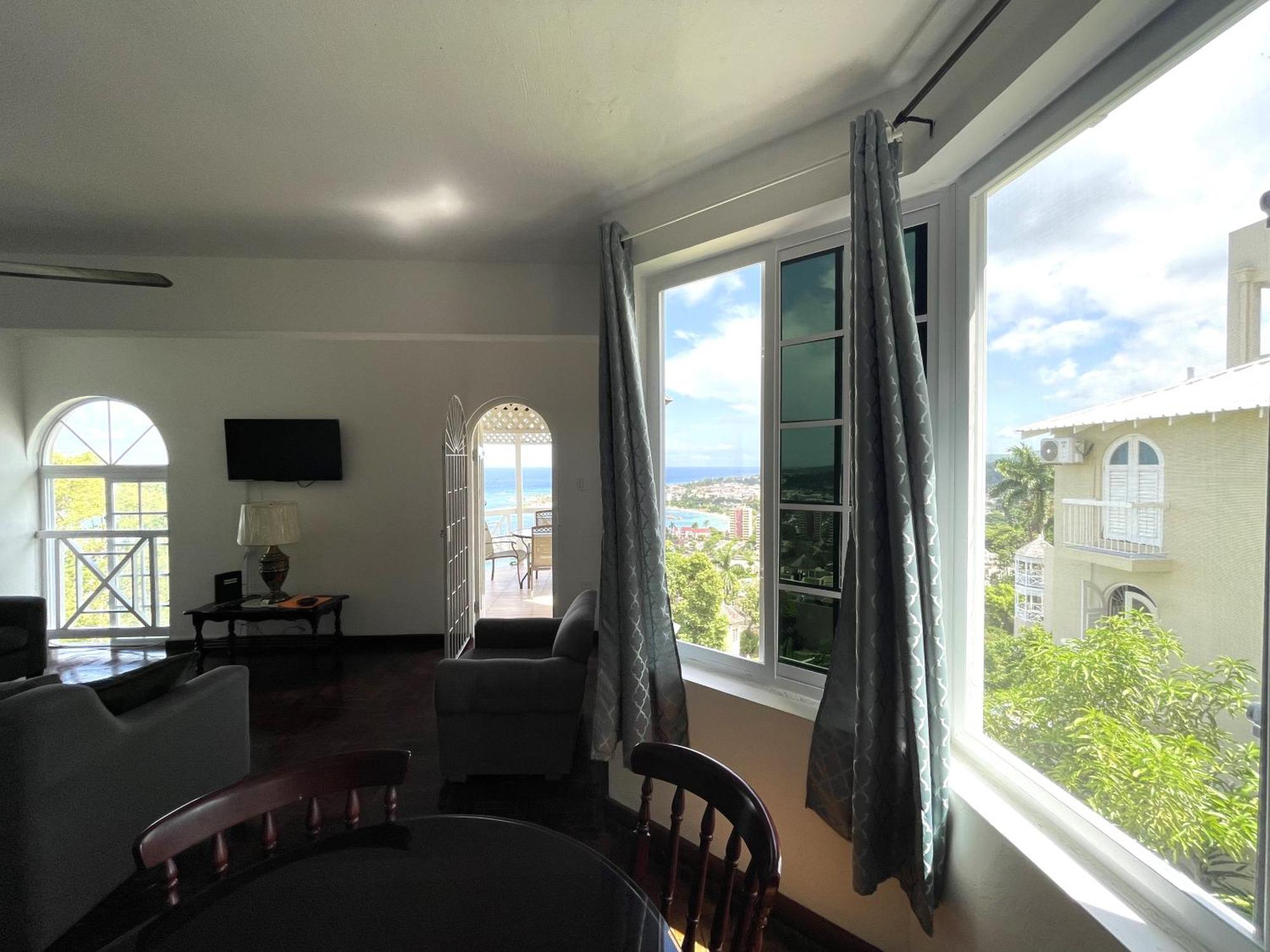 Oceanbreeze Jamaica Penthouse, 7-Minute Walk To Beach Ocho Rios Exterior photo