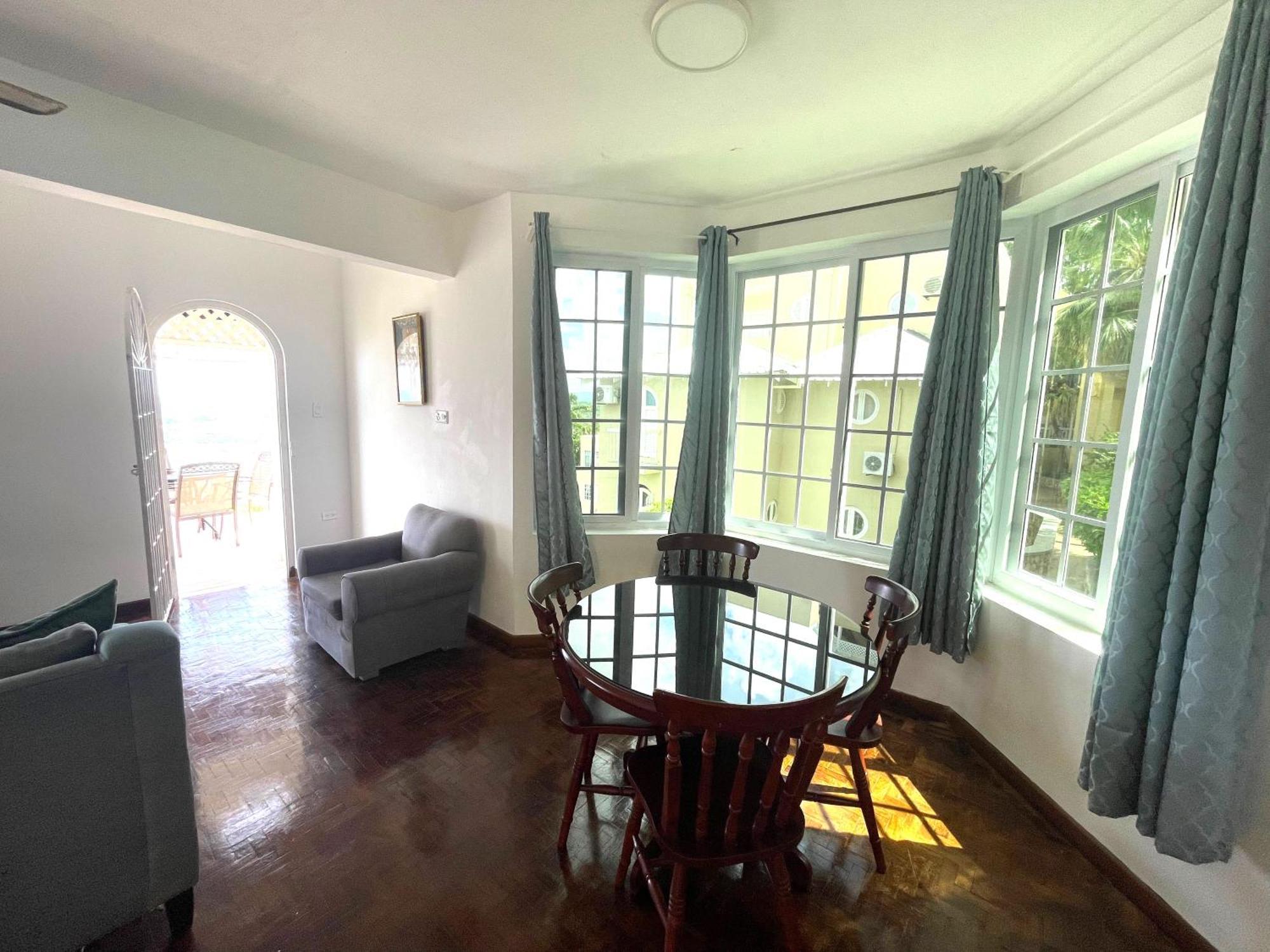Oceanbreeze Jamaica Penthouse, 7-Minute Walk To Beach Ocho Rios Exterior photo